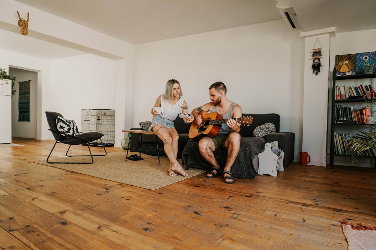 Equipo retirando muebles de un piso